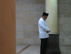 Anies Salat Subuh Bareng Anak TPQ, Sandi di Masjid Kebayoran Baru