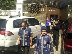 Bareng Anak dan Cucu, Sylviana Berangkat ke TPS di Duren Sawit