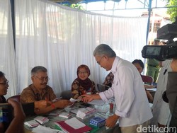 Grogi, Azul Cawalkot Pasangan Atty Suharti Lupa Ambil Surat Suara