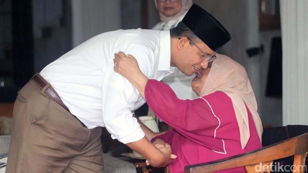 Anies Baswedan Sungkem ke Bunda Sebelum Nyoblos