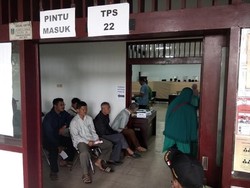 Sebelum Coblosan Dimulai, Isi Logistik di TPS Diperiksa