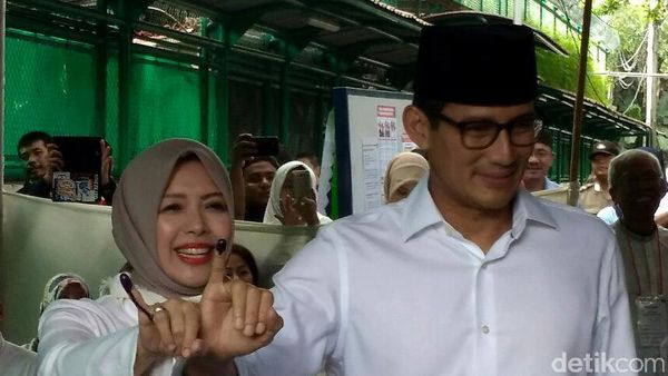 Sandiaga Uno Nyoblos di TPS 01 Selong