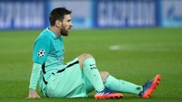 Messi juga sama sekali tidak menyentuh bola di kotak penalti PSG. Dalam catatan Opta, ini adalah kali pertama Messi tidak menyentuh bola di kotak penalti lawan di pertandingan Liga Champions musim ini. Reuters / Christian Hartmann.