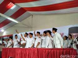Momen Prabowo Selfie Bersama Anies-Sandi Usai Jumpa Pers