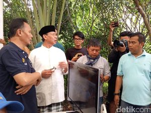 Bersarung, Wahidin Pantau Hasil Quick Count di Pinang Tangerang