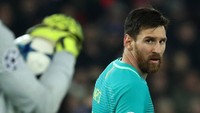 Messi yang biasanya merepotkan lini belakang lawan tak tampak di Parc des Princes. Sebaliknya, pemain asal Argentina itu justru dibuat tak berkutik. Reuters / Christian Hartmann.