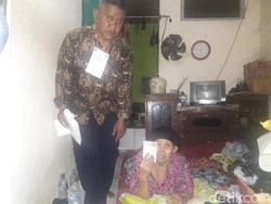 Petugas TPS di Luar Batang Datangi Warga Sakit untuk Nyoblos