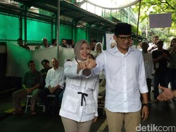 Stylish Berkemeja Putih ala Nur Asia, Istri Sandiaga Uno di TPS