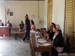 Petugas KPPS di TPS Bintaran Yogya Ini Berbaju ala Petani Belanda