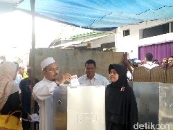 Habib Rizieq dan Keluarga Mencoblos di TPS 17 Petamburan