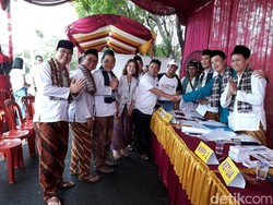 TPS di Kembangan Bernuansa Betawi, Pemilih Berfoto dengan Ondel-ondel