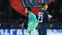Barca menelan kekalahan telak di leg pertama babak 16 besar Liga Champions. Bertanding di Parc des Princes, Rabu (15/2/2017) dinihari WIB, Blaugrana dipermalukan dengan skor 0-4. Reuters / Christian Hartmann.