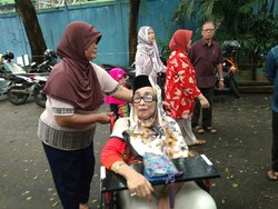 Berkursi Roda, Nenek Yustiti Semangat Nyoblos ke TPS Sandiaga