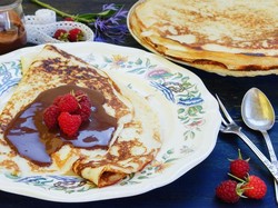 Yuk, Bikin Pancake Pisang Saus Cokelat Buat Camilan!