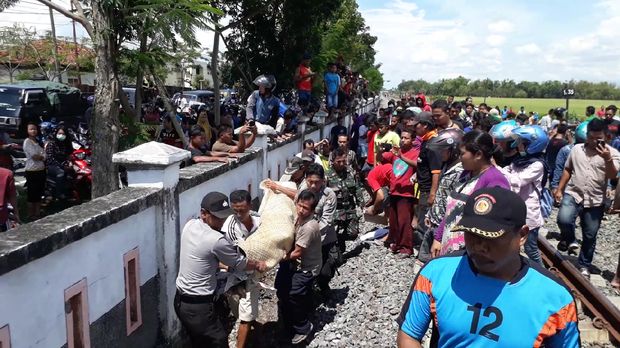 Polisi dibantu TNI dan warga mengevakuasi sopir yang tewas