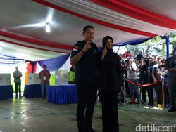Usai Mencoblos, Agus Yudhoyono dan Annisa Pohan Pose 1 Jari