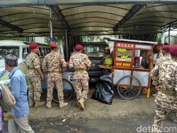 Ada Bakso hingga Cendol Gratis, Warga Padati Kantor DPP Gerindra
