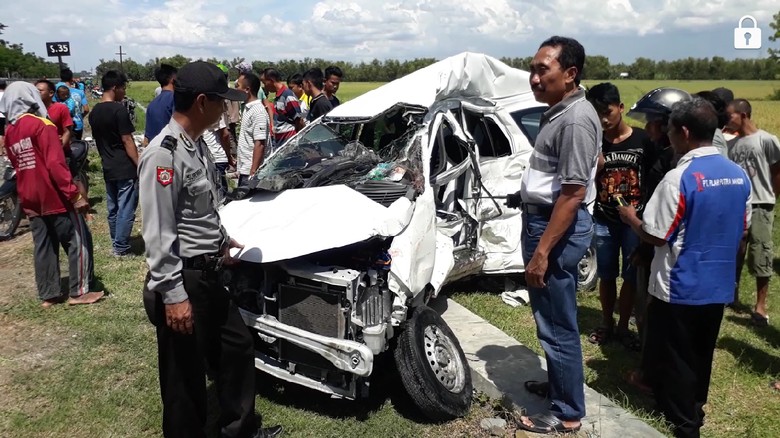 Tabrak KA dan Terseret 1 Kilometer, Mobil Sigra Hancur
