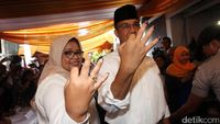 Anies dan Istri Pose 3 Jari Usai Mencoblos