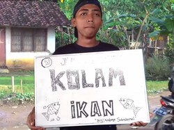 Kreatif, Remaja Lampung Curhat Jalan Rusak dengan Gaya Boyband