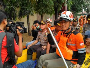 Pakai Perahu Karet, Kapolda Metro Cek Lokasi Banjir di Bukit Duri