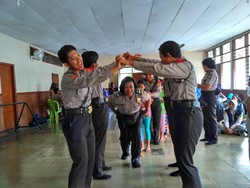 Serunya, Polwan Ajak Bocah Korban Banjir Main Ular Naga