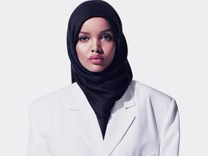 Rihanna Pakai Model Berhijab di Iklan Kosmetiknya
