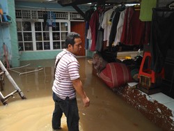 Banjir di Bukit Duri Surut, Warga Jemur Kasur