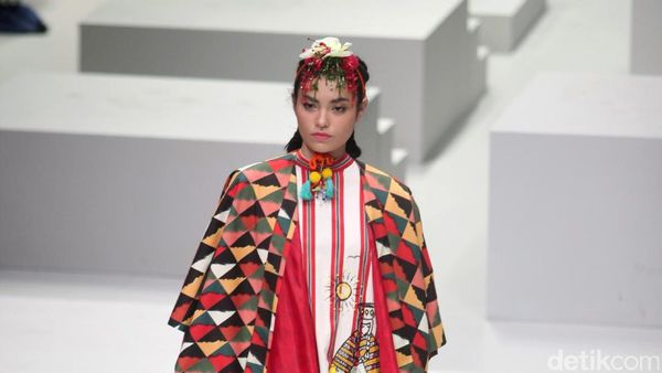 Foto: Koleksi Mel Ahyar for Wardah di Indonesia Fashion Week 2017