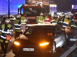 Pria Ini Rela Mobil Ditabrak untuk Bantu Pengendara yang Pingsan