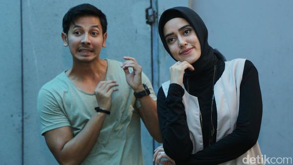 Fairuz A Rafiq Adu Kompak dengan Kekasih