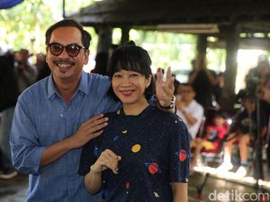 Gaya Indra Birowo dan Istri Nyoblos di TPS Agus Yudhoyono