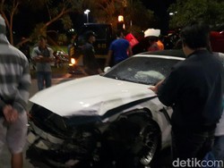 Mobil Ferrari Ringsek Ditabrak BMW di Tangerang Selatan