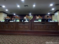 MKMK Putuskan Patrialis Akbar Diberhentikan dengan Tidak Hormat