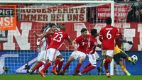 Partai leg pertama 16 besar di Alliianz Arena nyatanya berat sebelah. Arsenal mendapatkan kekalahan markas Bayern. Foto: Reuters