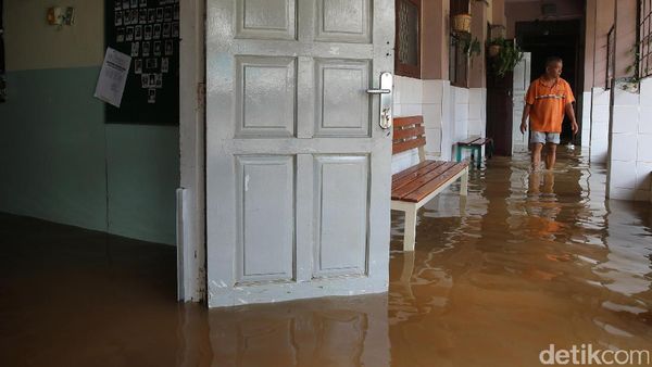 SMA 8 Bukit Duri Terendam Banjir