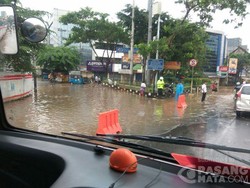 Genangan Banjir Kiriman di Pasar Jatinegara Bikin Lalin Macet