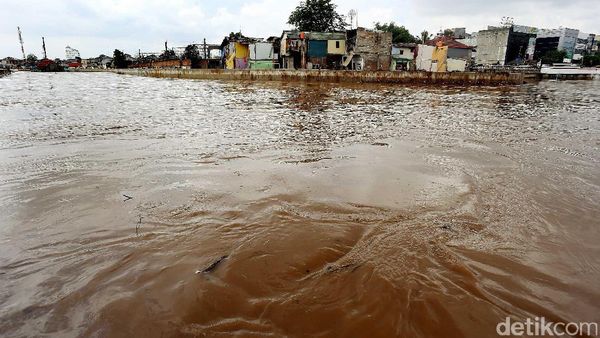Sungai Ciliwung Meluap, Jatinegara Banjir