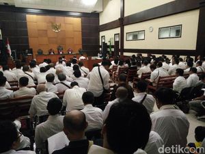 Massa Eks Gafatar Hadiri Sidang Pleidoi Ahmad Musadeq cs Massa Eks Gafatar Hadiri Sidang Pleidoi Ahmad Musadeq cs