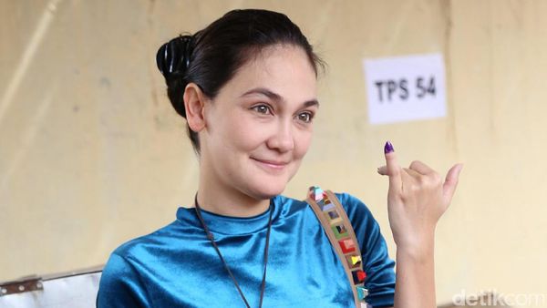 Wah! Cantiknya Luna Maya Tanpa Make-up ke TPS