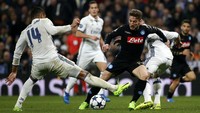 Casemiro berusaha menghentikan serangan Dries Mertens. Pool/Susana Vera/Reuters/detikFoto.