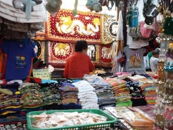 Belanja Suvenir di Pasar Thailand Ini, Bisa Bayar Pakai Rupiah