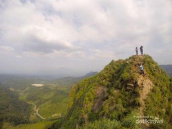 6 Fakta Gunung Batu Jonggol yang Mungil Tapi Menantang