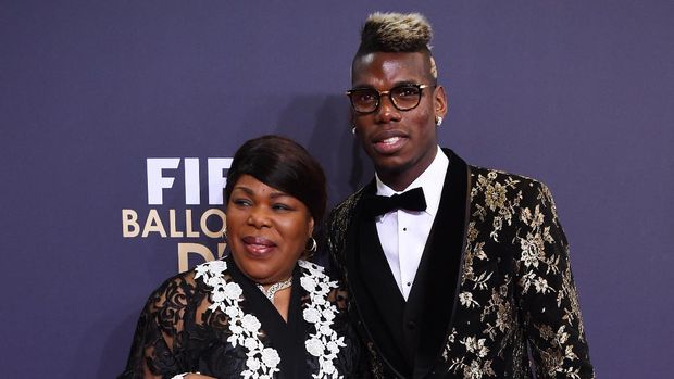 ZURICH, SWITZERLAND - JANUARY 11:  Paul Pogba and his mother attend the FIFA Ballon d'Or Gala 2015 at the Kongresshaus on January 11, 2016 in Zurich, Switzerland.  (Photo by Matthias Hangst/Getty Images)