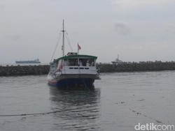 Kapal Motor Membawa 27 Penumpang Terombang-ambing di Laut