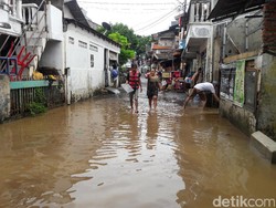 Banjir Mulai Surut, Warga Rawajati Jaksel Mulai Bersih-bersih Rumah