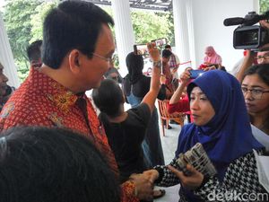 Hadiah Ulang Tahun untuk Esi, Senyum dan Foto Bersama Ahok