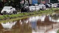 Korban Banjir Cipinang Melayu Parkir Kendaraan di Jalan