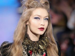 Penampilan Makeup Gigi Hadid dan Kendall Jenner Ala Anak 90-an Penampilan Makeup Gigi Hadid dan Kendall Jenner Ala Anak 90-an