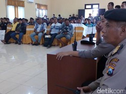 Warga Protes Pengerukan Berkedok Normalisasi Sungai ke Kantor Polisi